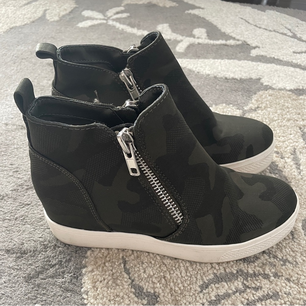 Steve Madden Hidden Heel Camo Wedge Sneakers Size 6.5